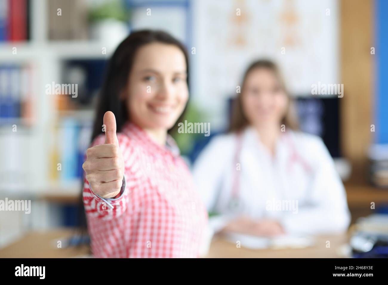 La donna felice nell'ufficio del medico gioisce nel recupero Foto Stock