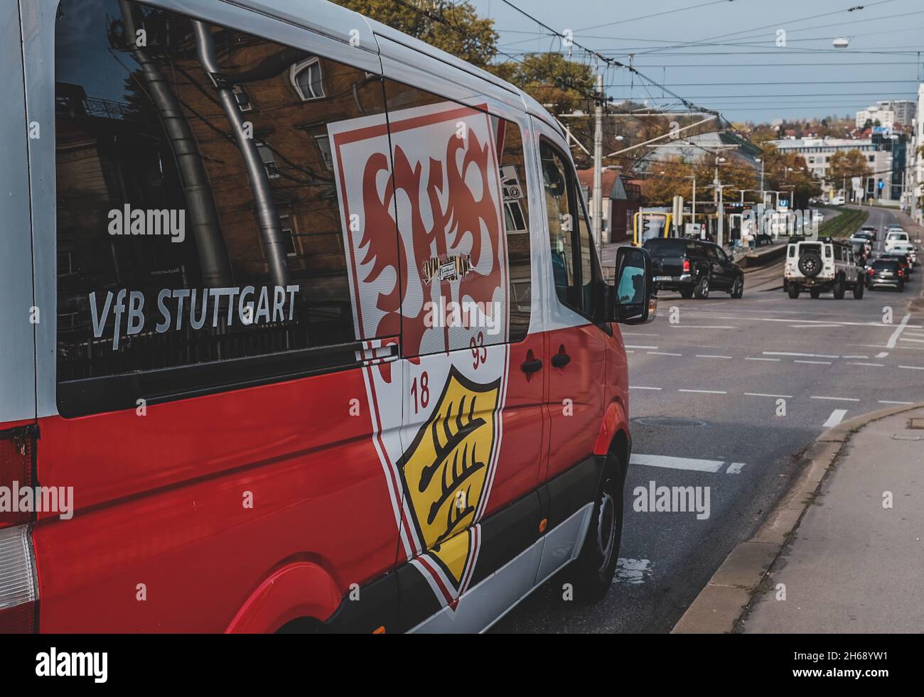 STUTTGART BAD CANNSTATT, GERMANIA - 01 novembre 2021: Il VfB Stuttgart Soccer fan bus sulla strada a Bad Cannstatt, Germania Foto Stock
