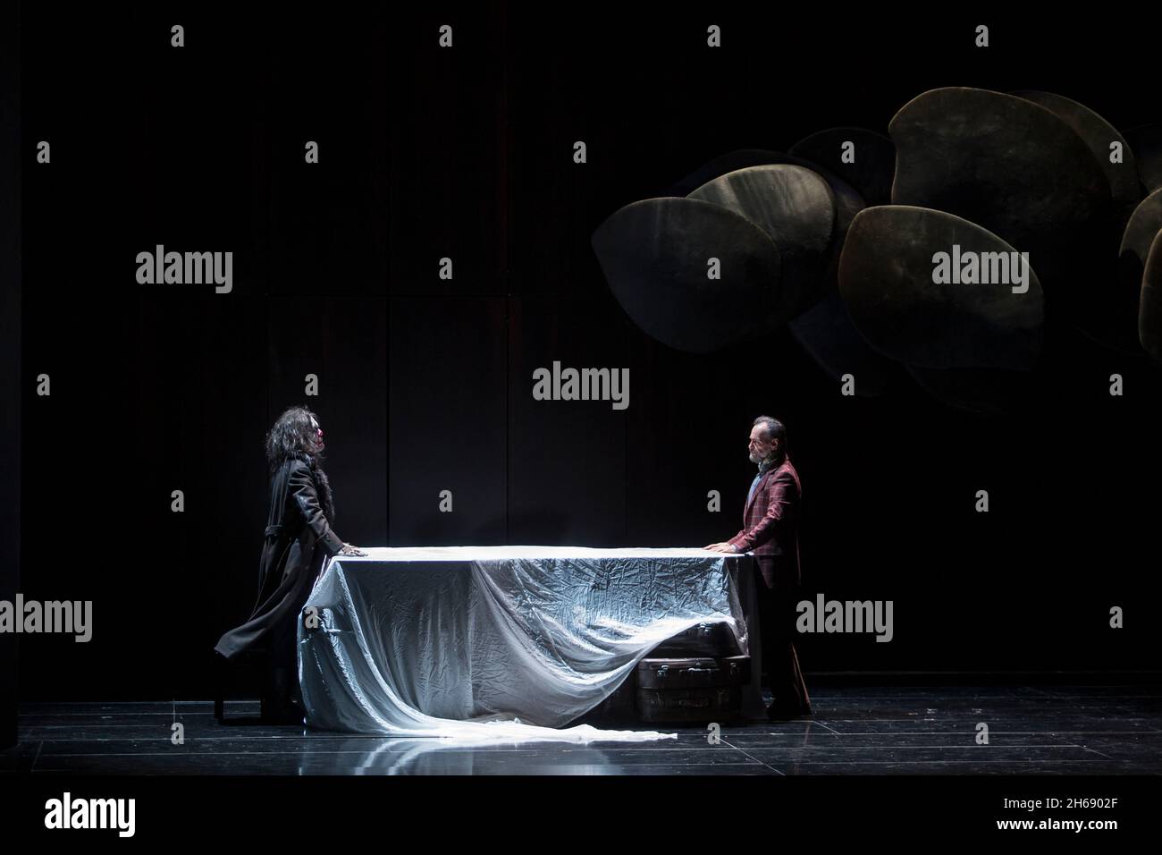 Berlino, Germania. 14 Ott 2021. Gidon Saks (r) come Hagen e Jürgen Linn come Alberich stanno sul palco della Deutsche Oper Berlin durante una prova per l'opera di Wagner 'Götterdämmerung'. Credit: Nina Hansch/dpa/Alamy Live News Foto Stock