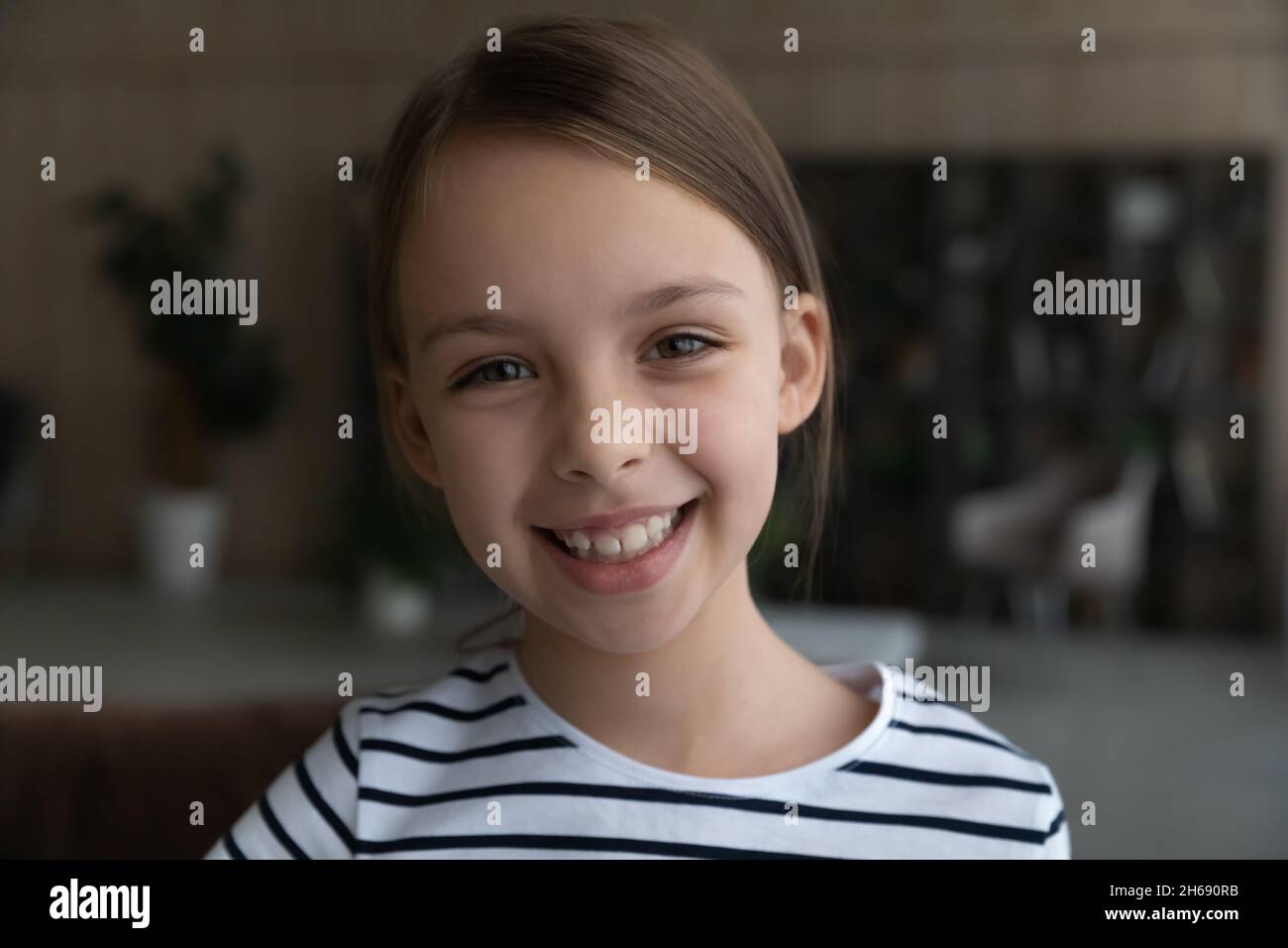 Testa ritratto di sorridente ragazza bambino guardando la macchina fotografica Foto Stock