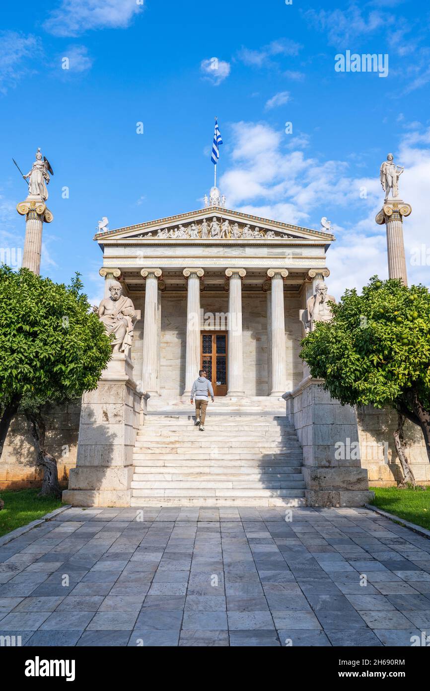 La vista frontale dell'Accademia di Atene è l'accademia nazionale della Grecia e il più alto istituto di ricerca del paese. Foto Stock