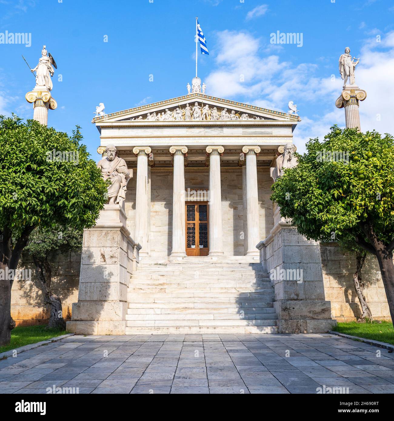 La vista frontale dell'Accademia di Atene è l'accademia nazionale della Grecia e il più alto istituto di ricerca del paese. Foto Stock