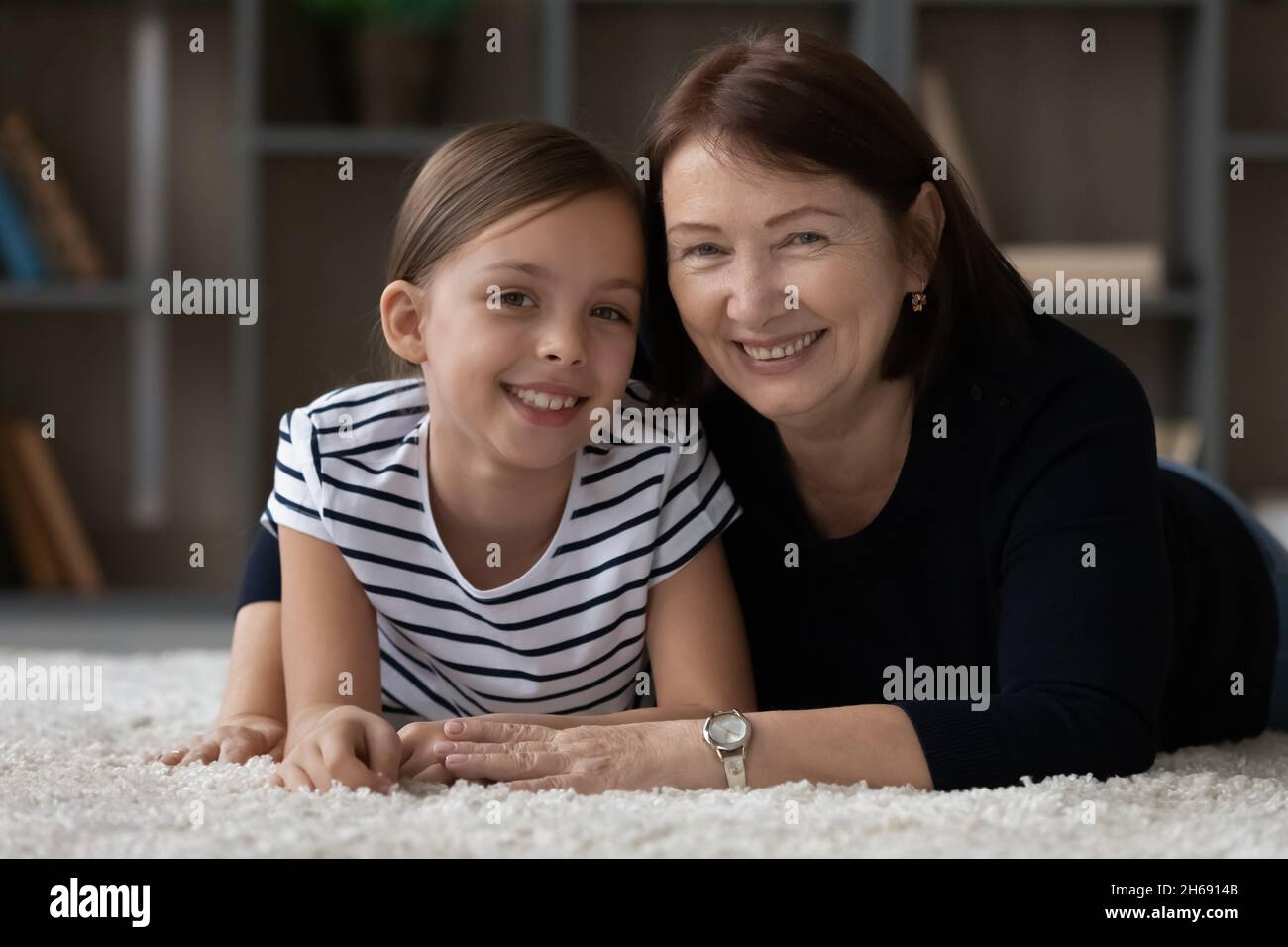 Testa ritratto di sorridente nonna matura e nipote Foto Stock