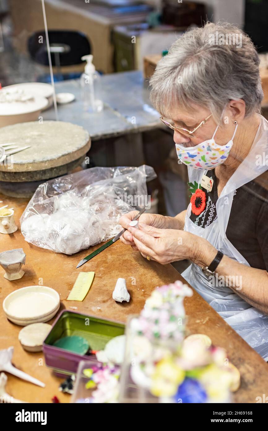 Donna che fa fiori di ceramica da argilla al Gladstone Pottery Museum, Longton, Stoke on trent Foto Stock