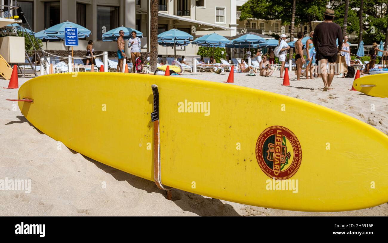 Waikiki, Honolulu, Hawaii - 31 Ott 2021-Surfboard bagnino sulla spiaggia. Foto Stock