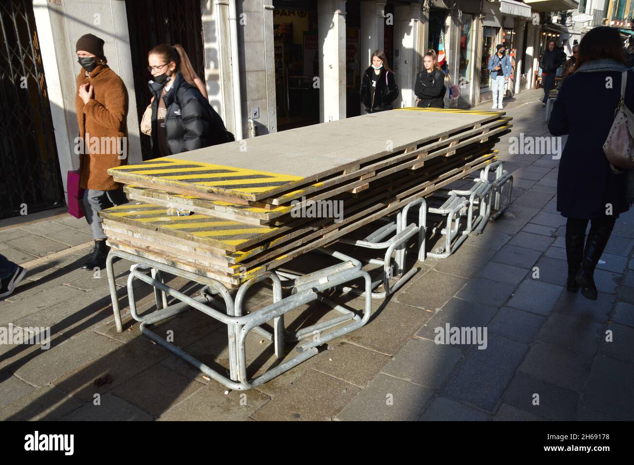 Le passerelle sono pronte per l'installazione nel distretto di Cannaregio, Venezia, Italia - Novembre 2021. Foto Stock