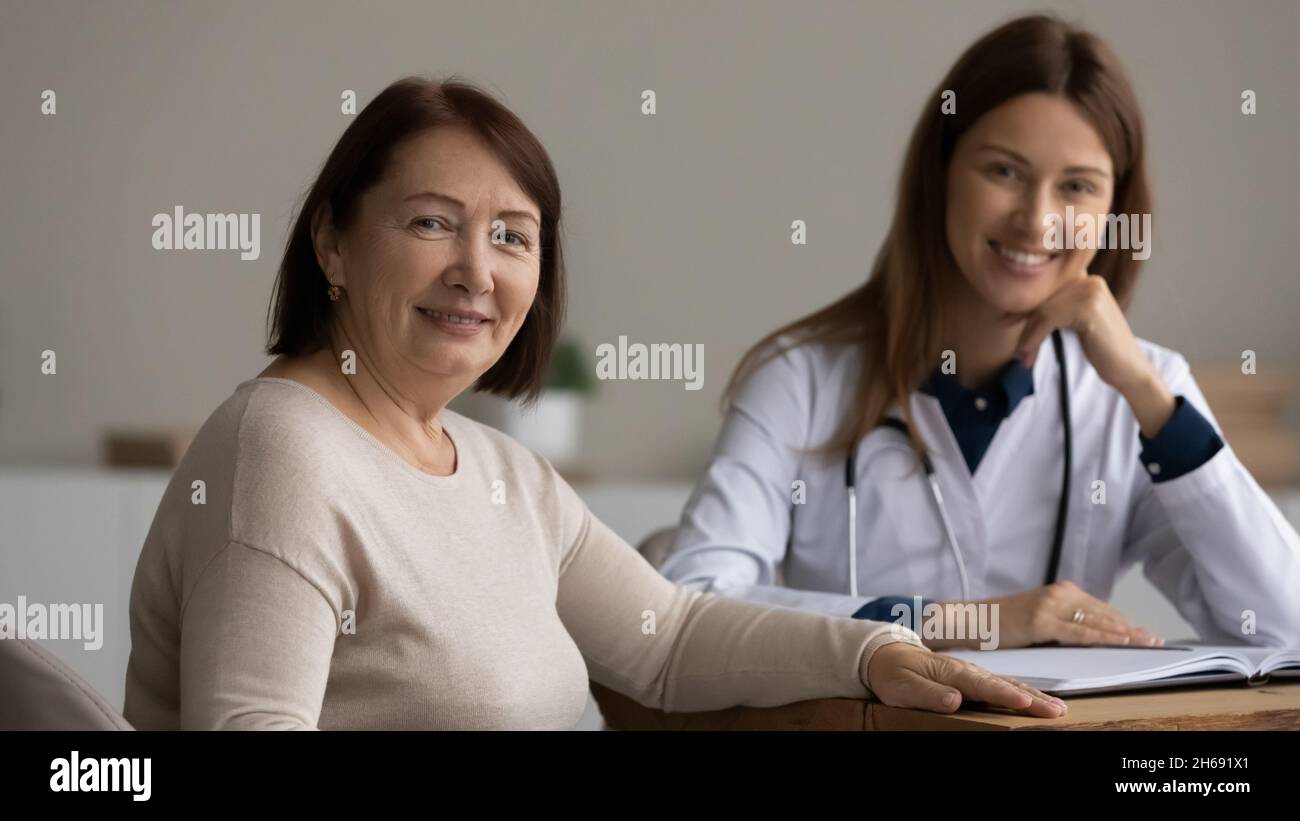 Testa ritratto sorridente paziente maturo in riunione con il medico Foto Stock