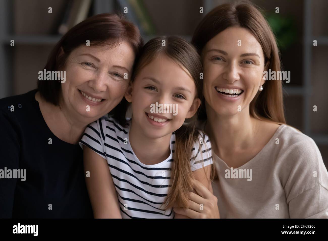 Testa ritratto di sorridente tre generazioni di donne insieme Foto Stock