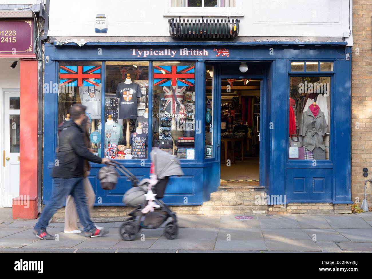 Vetrata tipicamente britannica del negozio esterno - vendendo i prodotti britannici in vendita, Bridge St, Cambridge Regno Unito Foto Stock