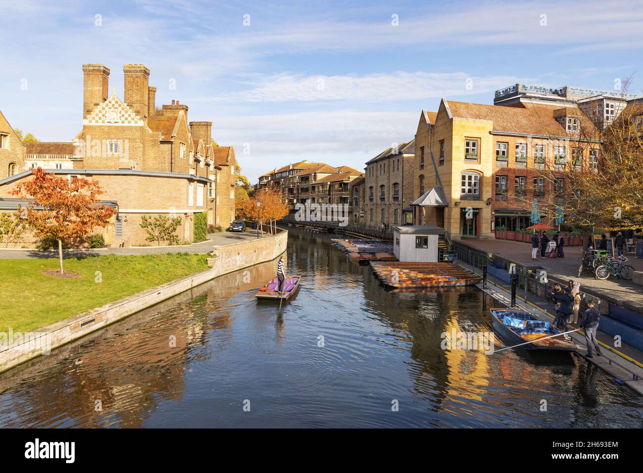 Cambridge UK; Punting on the River Cam at Magdalene Bridge in the city center in autumn, Cambridge England UK Foto Stock