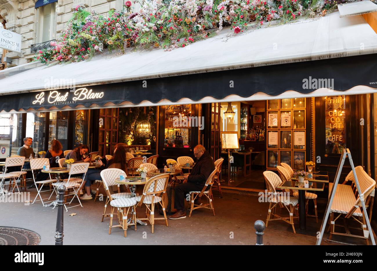 Il tradizionale ristorante parigino le Chat Blanc. Si trova in Fraklin Roosevelt avenue a Parigi, Francia. Foto Stock