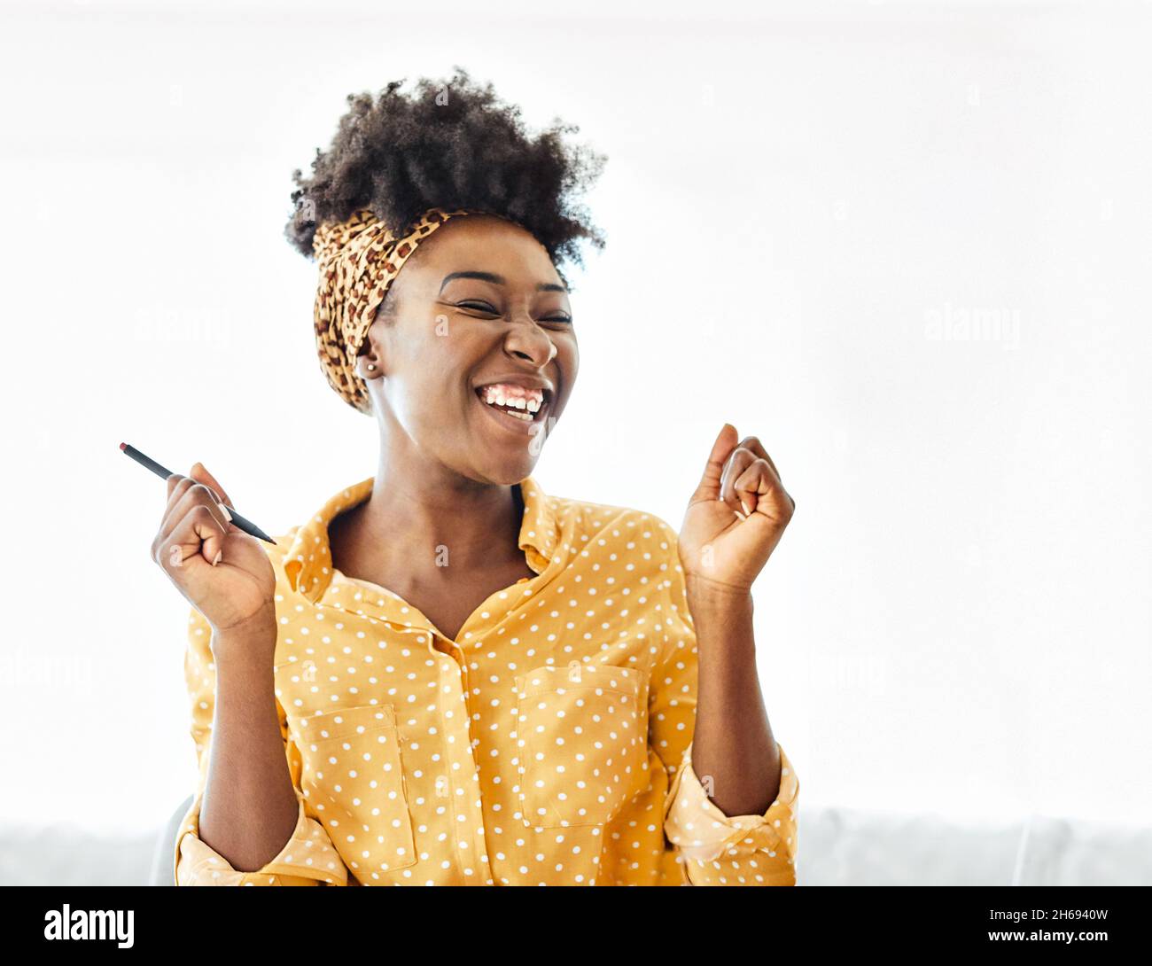giovane africano americano nero ragazza ritratto felice ridendo bella donna allegra Foto Stock