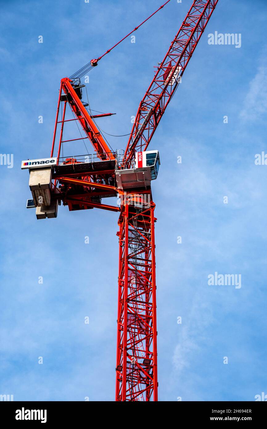 Victoria Westminster London Inghilterra UK, 7 novembre 2021, Tall Red Tower Cranes contro Un cielo blu senza persone Foto Stock