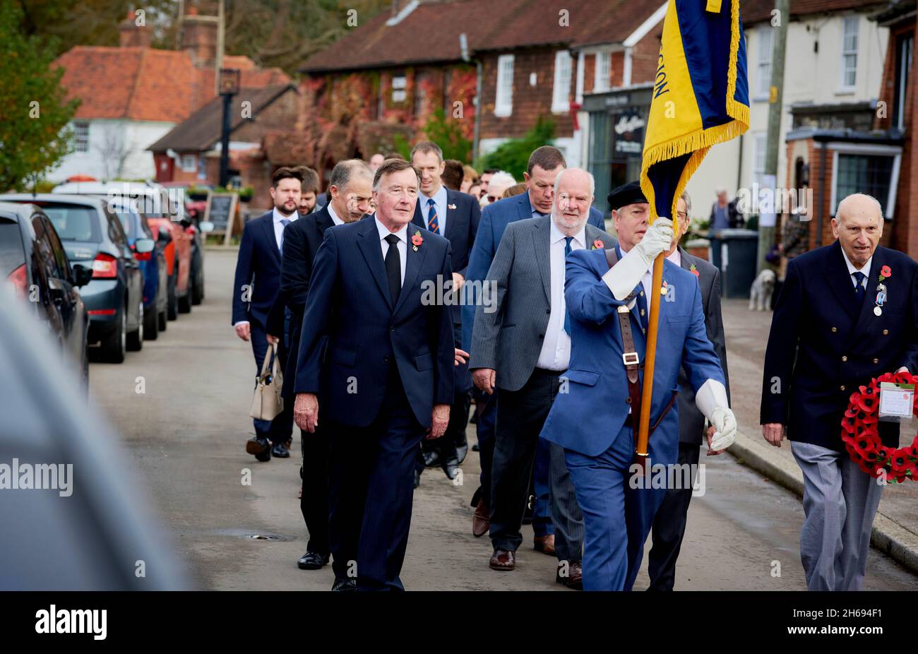 East Hoathly, Regno Unito. 14 novembre 2021. Gli abitanti del villaggio di East Hoathly processo alla loro chiesa del villaggio di East Sussex per il servizio della Domenica di ricordo. Foto di Credit: Jim Holden/Alamy Live News Foto Stock