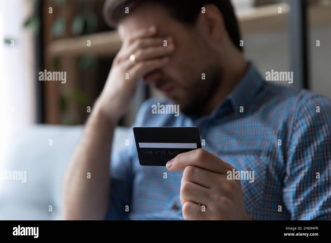 Depresso il giovane infelice che ha problemi finanziari. Foto Stock