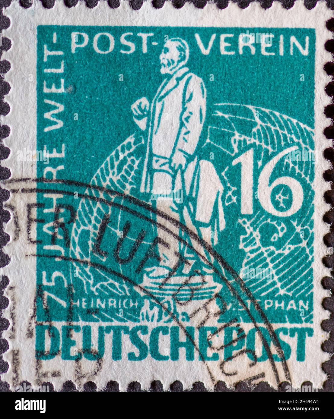 GERMANIA, Berlino - CIRCA 1949: Un francobollo dalla Germania, Berlino di colore verde che mostra il Postmaster Heinrich von Stephan testo: 75 anni di mondo Foto Stock