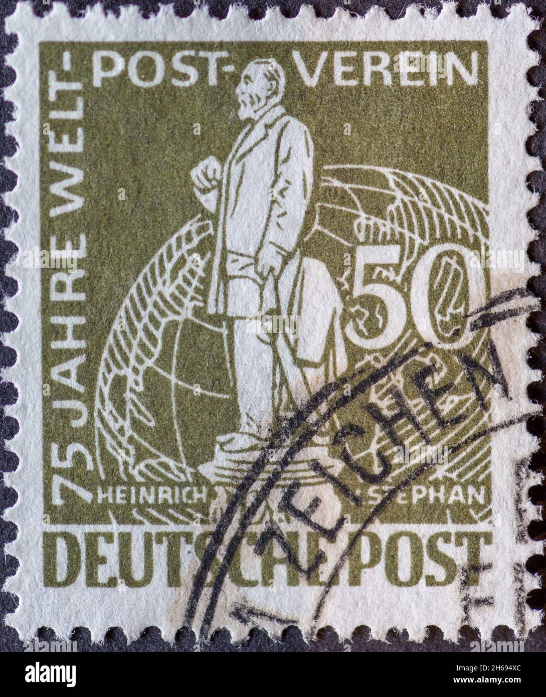 GERMANIA, Berlino - CIRCA 1949: Un francobollo dalla Germania, Berlino in verde oliva mostra il Postmaster Heinrich von Stephan testo: 75 anni di Foto Stock