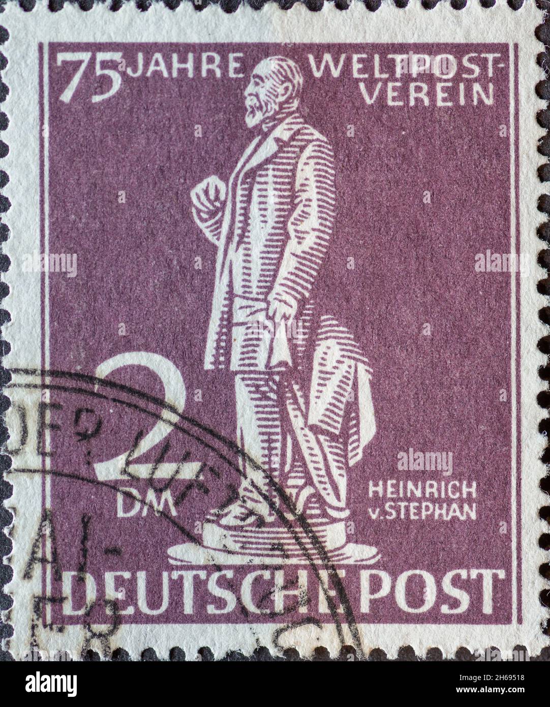 GERMANIA, Berlino - CIRCA 1949: Un francobollo dalla Germania, Berlino di colore viola che mostra il Postmaster Heinrich von Stephan testo: 75 anni di mondo Foto Stock