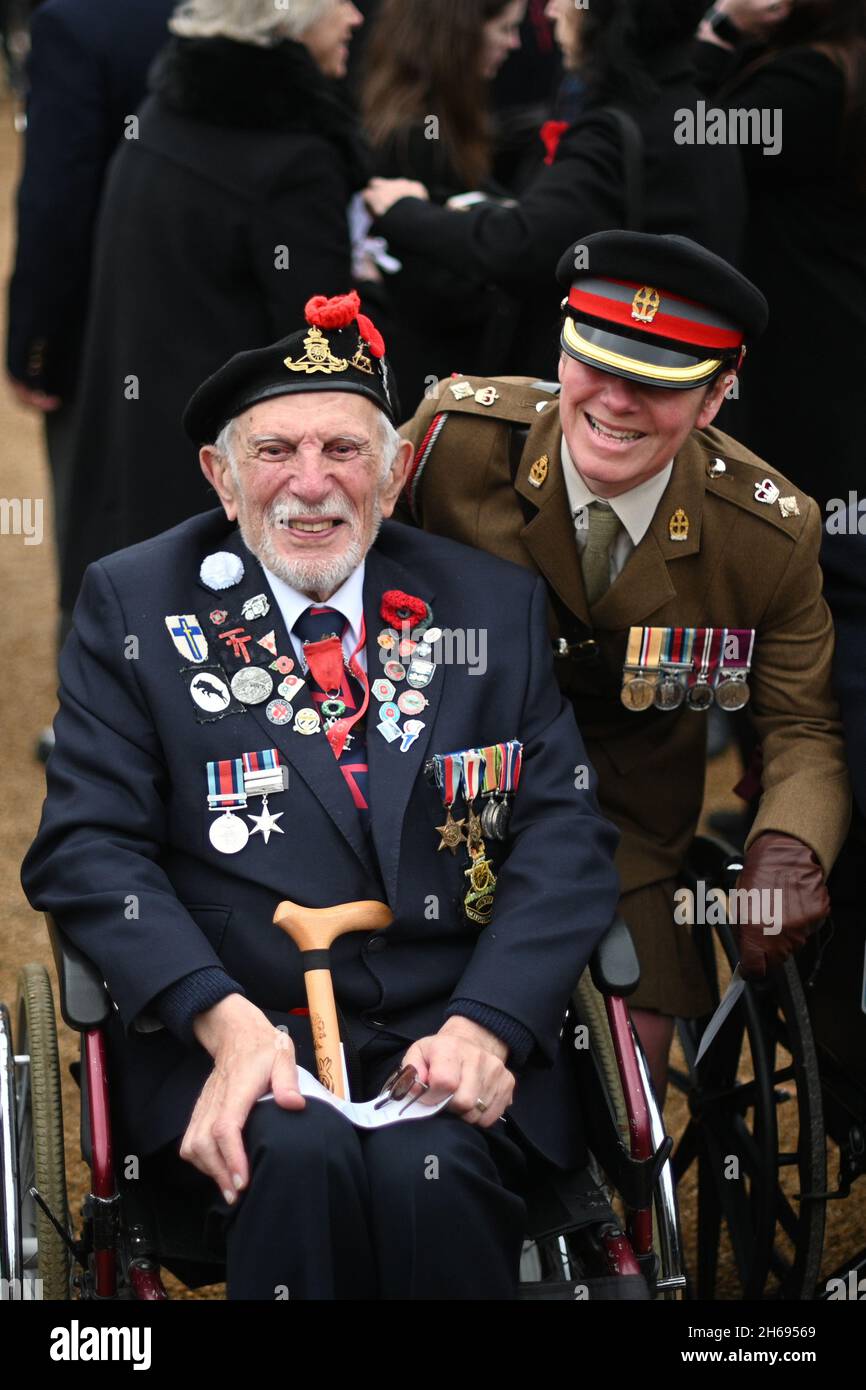 Veterano del D-Day, 98 anni Joe Cattini (a sinistra) si forma con i veterani in Horse Guards Parade prima del servizio di Remembrance Sunday al Cenotaph, a Whitehall, Londra. Data foto: Domenica 14 novembre 2021. Foto Stock