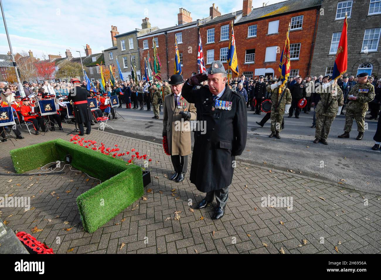 Bridport, Dorset, Regno Unito. 14 novembre 2021. Residenti, militari, veterani e consiglieri si trovano in gran numero a Bridport nel Dorset per onorare la domenica della memoria presso il monumento commemorativo di guerra fuori dalla Chiesa di Santa Maria. Picture Credit: Graham Hunt/Alamy Live News Foto Stock