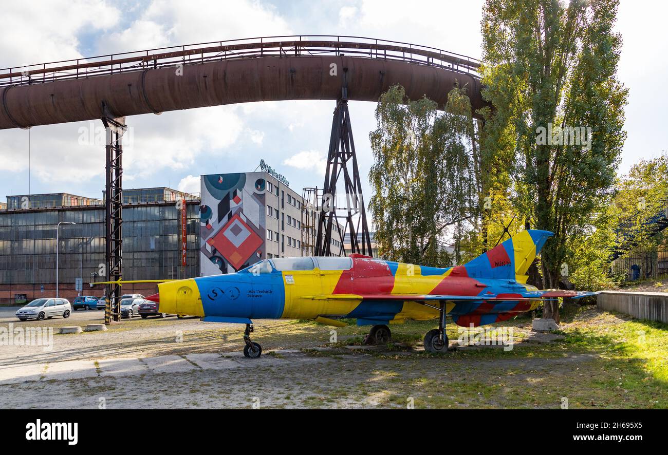 Una foto del colorato Mikoyan-Gurevich MIG-21U del complesso industriale di Vítkovice inferiore. Foto Stock