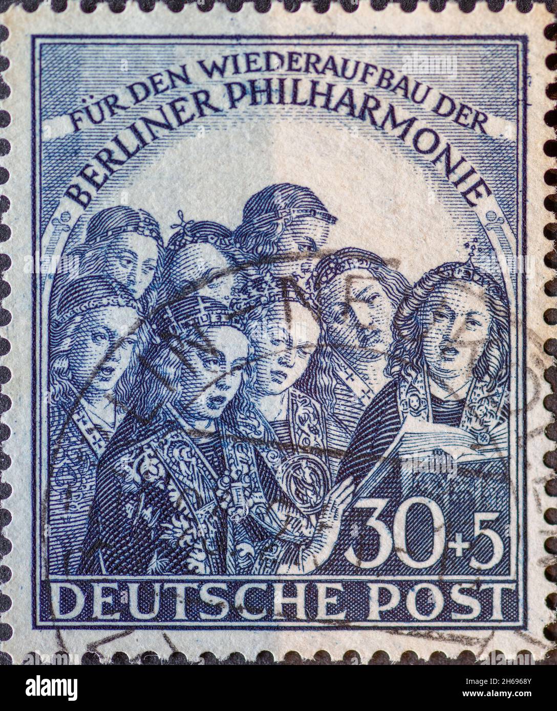 GERMANIA, Berlino - CIRCA 1950: Un francobollo dalla Germania, Berlino mostrando angeli cantanti (estratto dalla pala di Gand) e il testo: Per i recons Foto Stock