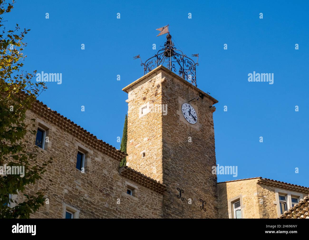 Torre dell'orologio nel centro del villaggio di Grillon, Vaucluse, Francia Foto Stock