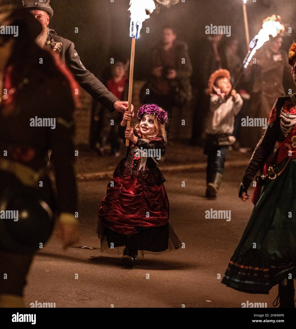 East Hoathly, Regno Unito. 13 Nov 2021. East Hoathly e Halland Carnival Society sfilano con torce attraverso le strade del villaggio East Sussex fiancheggiate da centinaia di spettatori nel loro atto annuale di memoria. L'evento culmina in una mostra di falò e fuochi d'artificio. Foto di Credit: Jim Holden/Alamy Live News Foto Stock