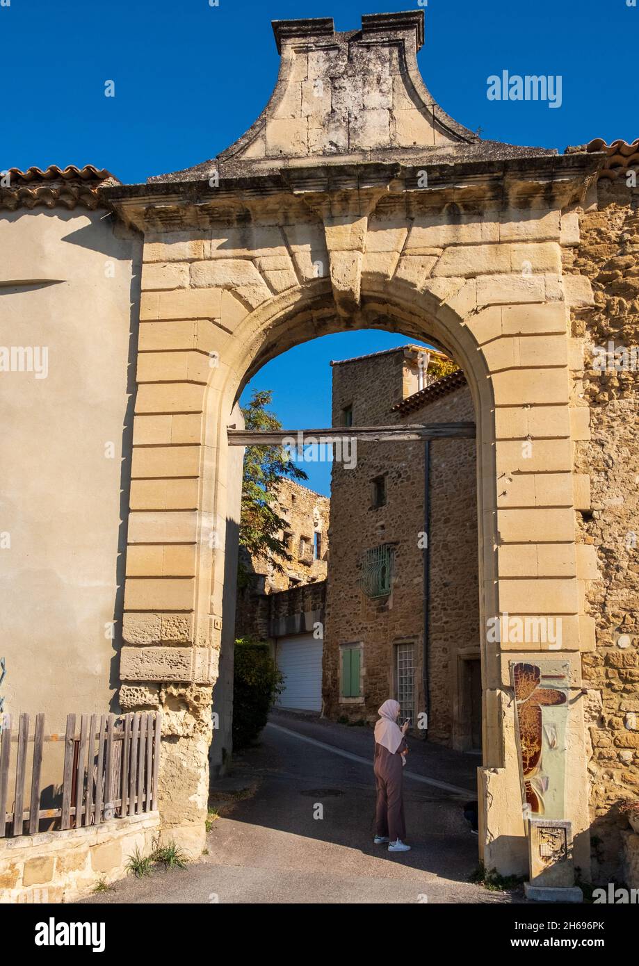 Ingresso ad arco al centro del villaggio di Grillon, Vaucluse, Francia Foto Stock