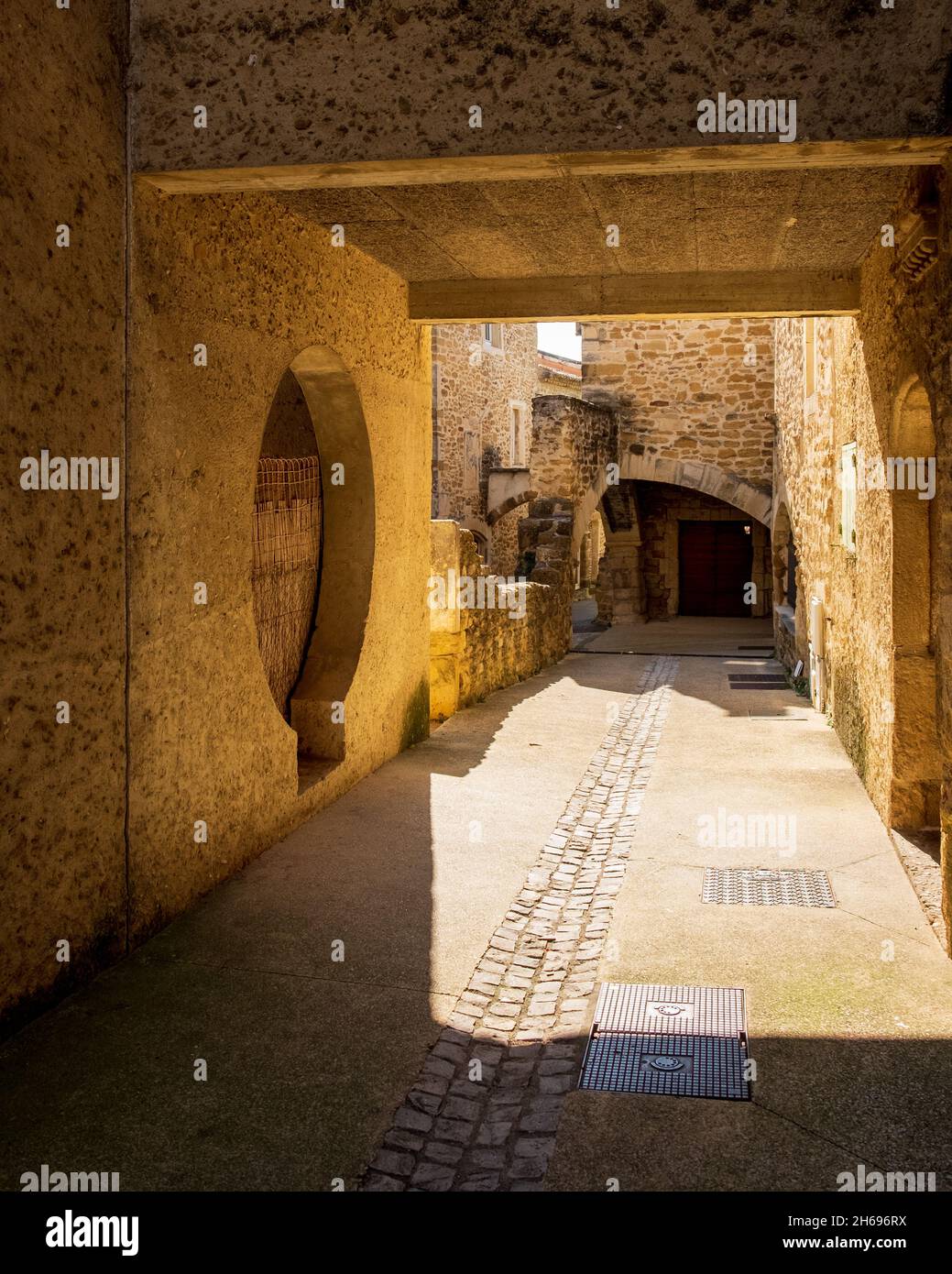 Passaggi ad arco restaurati nel castello nel centro del villaggio di Grillon, Vaucluse, Francia Foto Stock