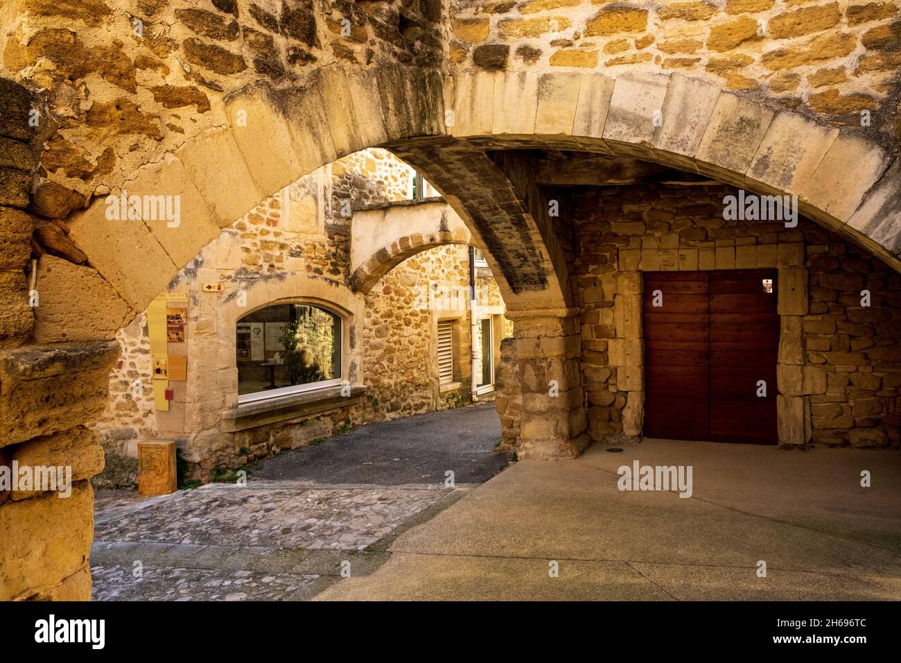 Maison des Trois Arc - passaggi ad arco nel castello nel centro del villaggio di Grillon, Vaucluse, Francia Foto Stock