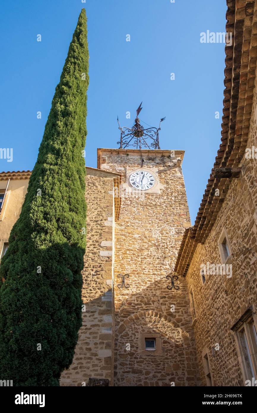Torre dell'orologio nel centro del villaggio di Grillon, Vaucluse, Francia Foto Stock