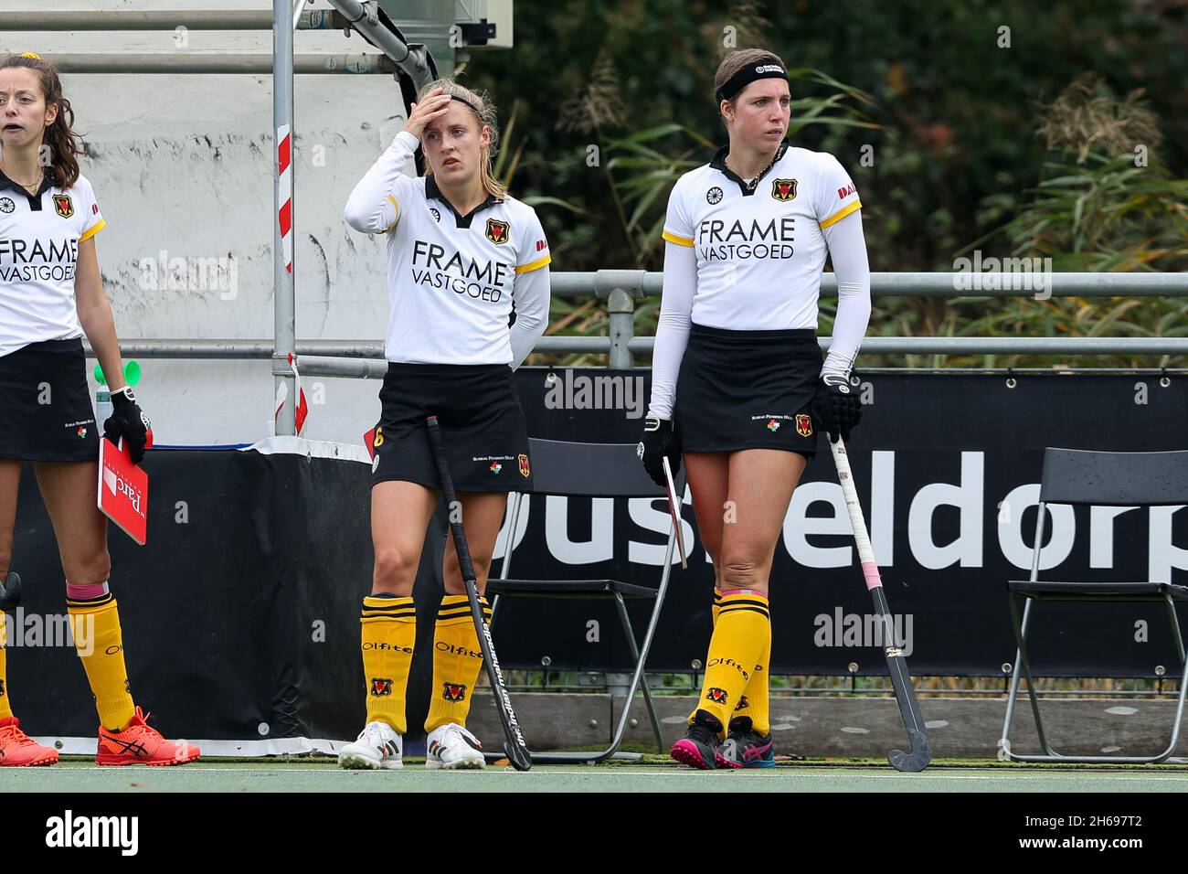 DEN HAAG, PAESI BASSI - NOVEMBRE 14: Veerle Lubbers di Victoria, Daphne Voormolen di Victoria torna sul campo durante la partita Hoofdklasse tra Klein Zwitserland D1 e Victoria D1 a HC Klein Zwitserland il 14 Novembre 2021 a Den Haag, Paesi Bassi (Foto di Hans van der Valk/Orange Pictures) Foto Stock