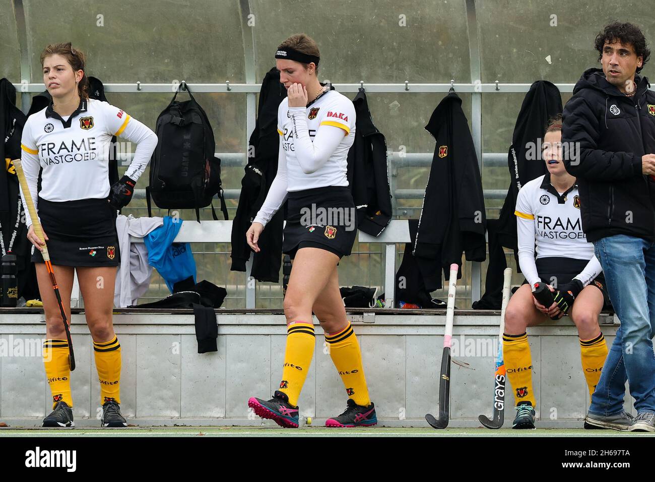 DEN HAAG, PAESI BASSI - 14 NOVEMBRE: Daphne Voormolen di Victoria torna sul campo durante la partita Hoofdklasse tra Klein Zwitserland D1 e Victoria D1 a HC Klein Zwitserland il 14 novembre 2021 a Den Haag, Paesi Bassi (Foto di Hans van der Valk/Orange Pictures) Foto Stock