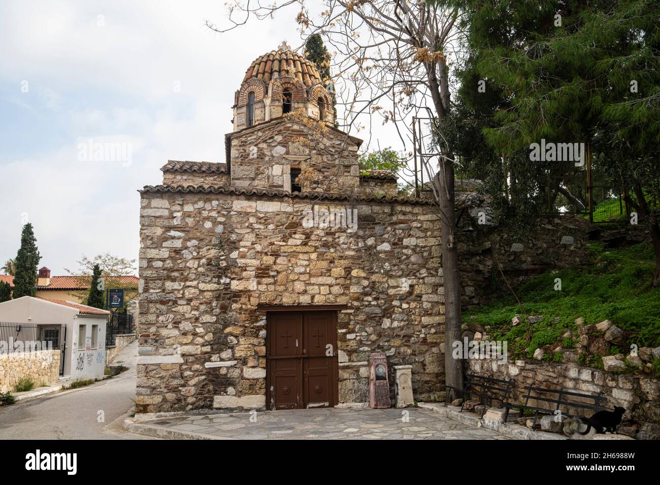 Atene, Grecia. Novembre 2021. Vista esterna della Chiesa greco-ortodossa della Trasfigurazione nel centro della città Foto Stock