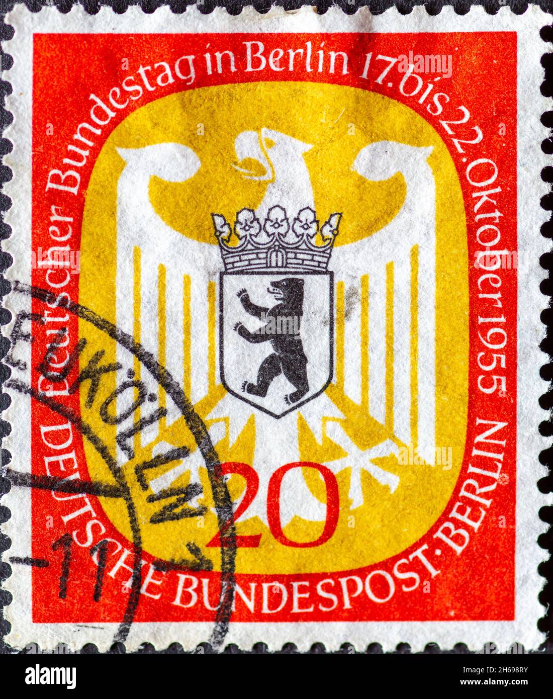 GERMANIA, Berlino - CIRCA 1955: Un francobollo dalla Germania, Berlino che mostra l'aquila federale e stemma di Berlino. Bundestag tedesco a Berlino. Foto Stock