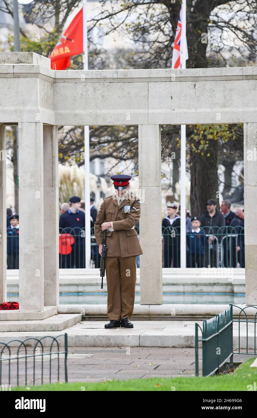 Brighton UK 14 novembre - la legge di servizio di memoria che si tiene oggi al Brighton War Memorial: Credit Simon Dack / Alamy Live News Foto Stock