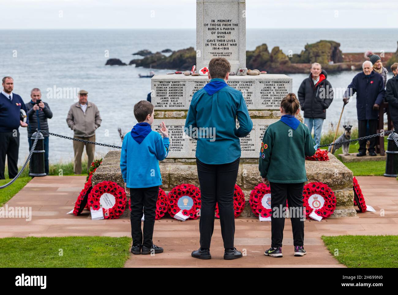 Dunbar, East Lothian, Scozia, Regno Unito, 14 novembre 2021. Giornata del ricordo: Un servizio commemorativo al memoriale di guerra e cerimonia di posa della corona. Nella foto: I bambini Beaver, Cub e Scout depongono una corona di papavero Foto Stock