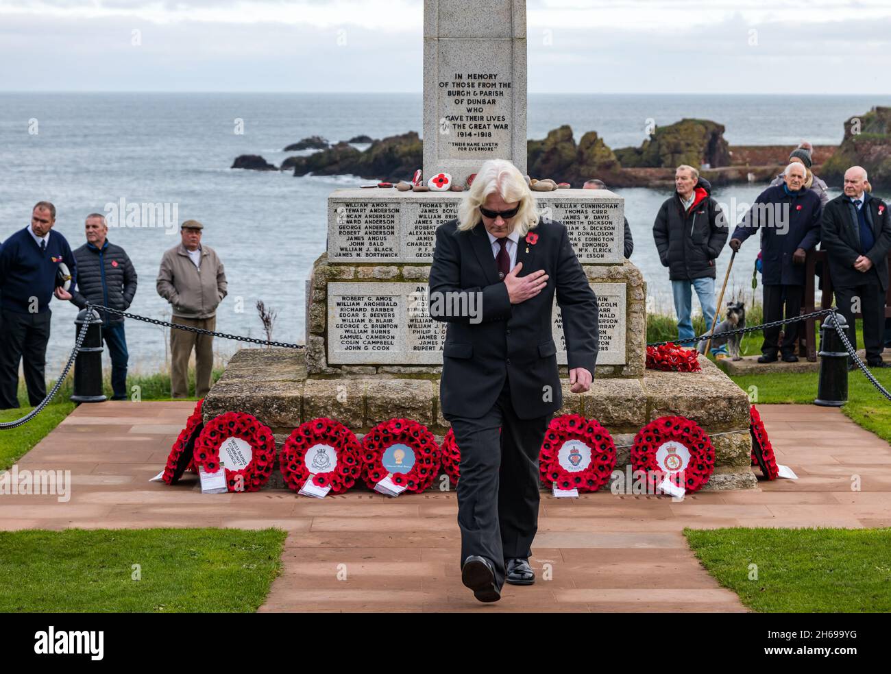 Dunbar, East Lothian, Scozia, Regno Unito, 14 novembre 2021. Giornata del ricordo: Un servizio commemorativo al memoriale di guerra e cerimonia di posa della corona. Nella foto: Una corona deposta a nome dei Cavalieri Templari da un uomo che paga i suoi rispetti Foto Stock