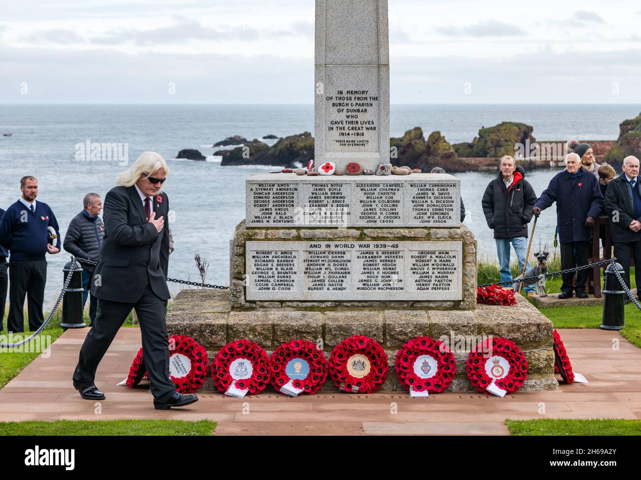 Dunbar, East Lothian, Scozia, Regno Unito, 14 novembre 2021. Giornata del ricordo: Un servizio commemorativo al memoriale di guerra e cerimonia di posa della corona. Nella foto: Una corona deposta a nome dei Cavalieri Templari da un uomo che paga i suoi rispetti Foto Stock