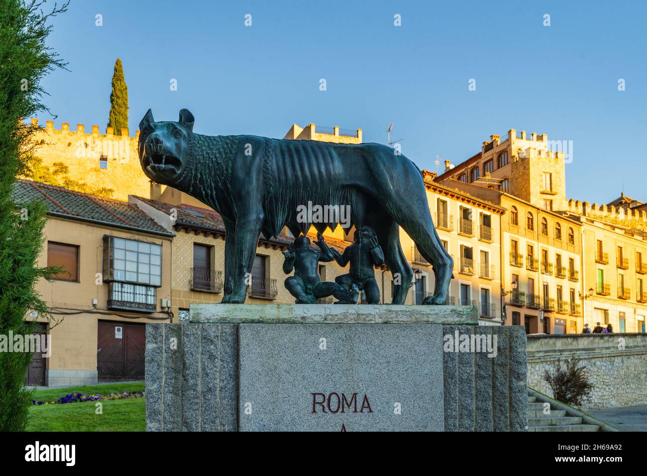 Segovia, Spagna, 19 ottobre 2021. Replica della scultura Loba allattamento Romulo e Remo nella città di Segovia Foto Stock