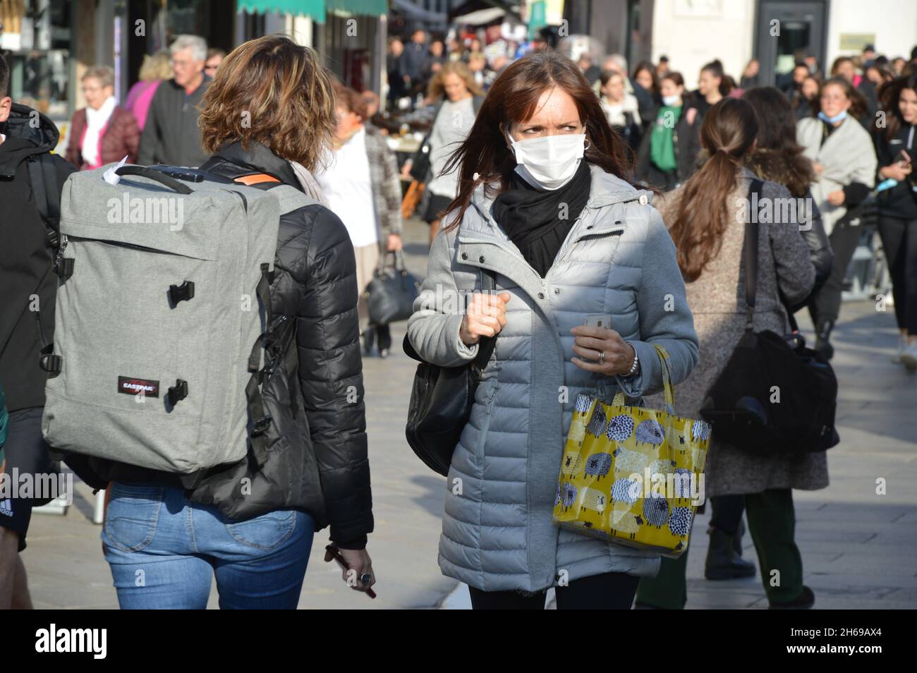 Donna con maschera facciale nel quartiere di Cannaregio nel centro storico di Venezia - 11 novembre 2021. Foto Stock