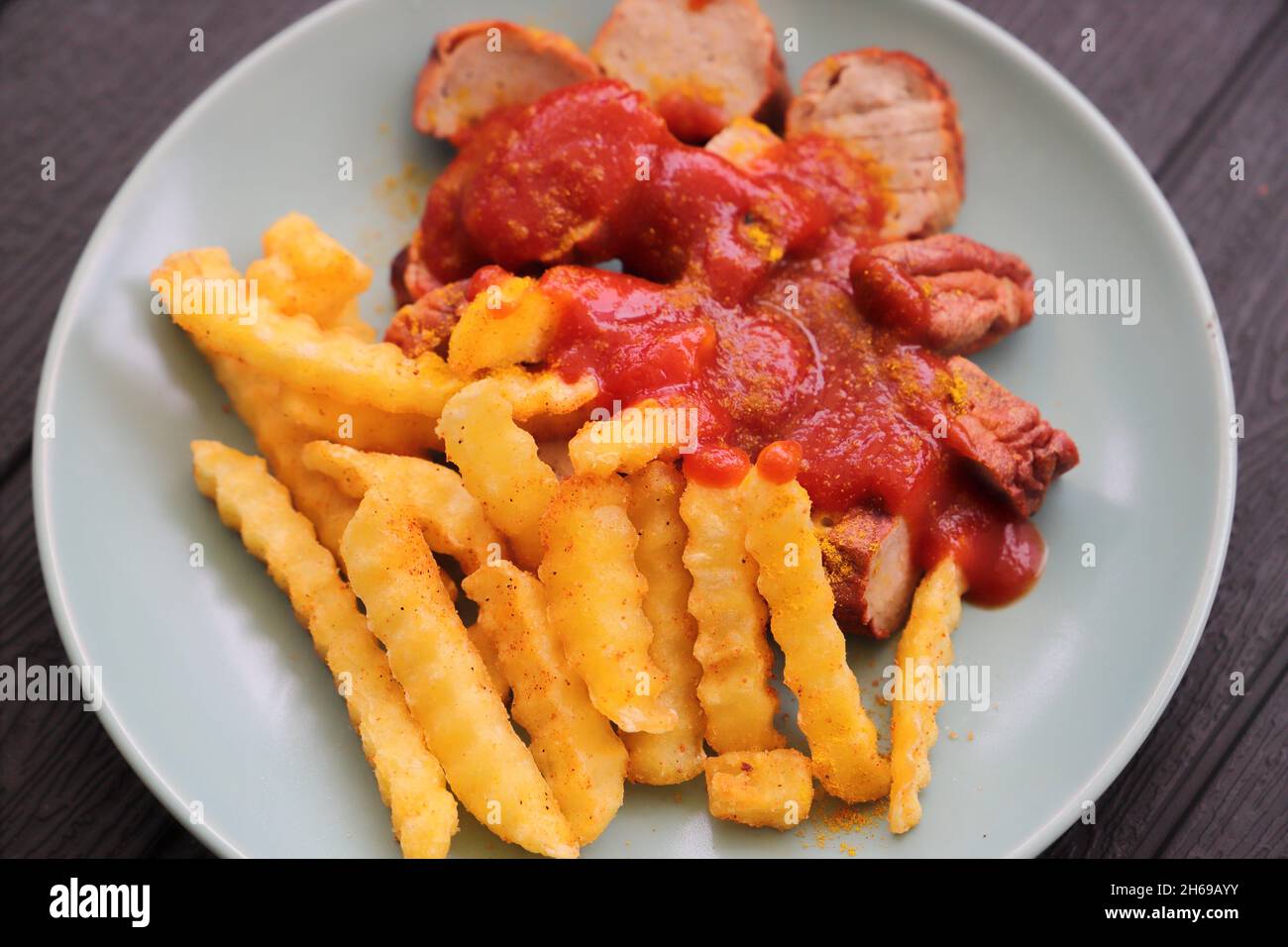 deliziosa salsiccia con patatine fritte e salsa al curry Foto Stock