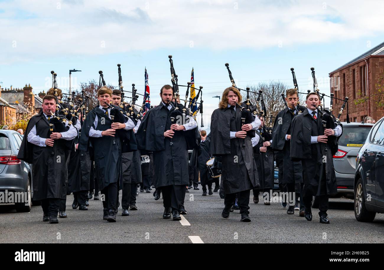 Dunbar, East Lothian, Scozia, Regno Unito, 14 novembre 2021. Giornata del ricordo: Una sfilata attraverso la città guidata dalla Dunbar British Legion Pipe Band al monumento commemorativo della guerra per un servizio commemorativo Foto Stock