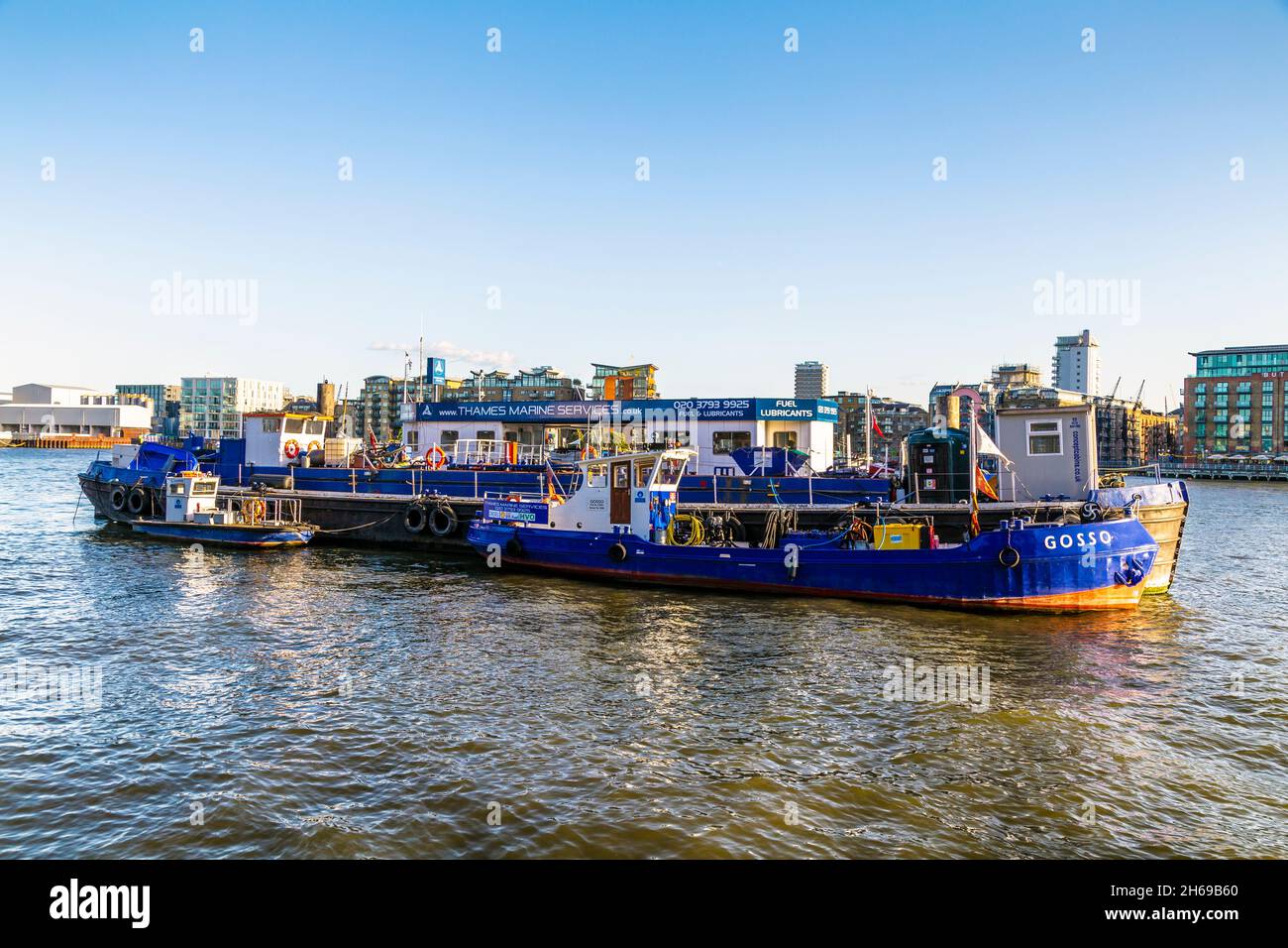 Thames Marine Services Barges che fornisce carburante alle barche sul Tamigi ancorate vicino Wapping, Londra, Regno Unito Foto Stock