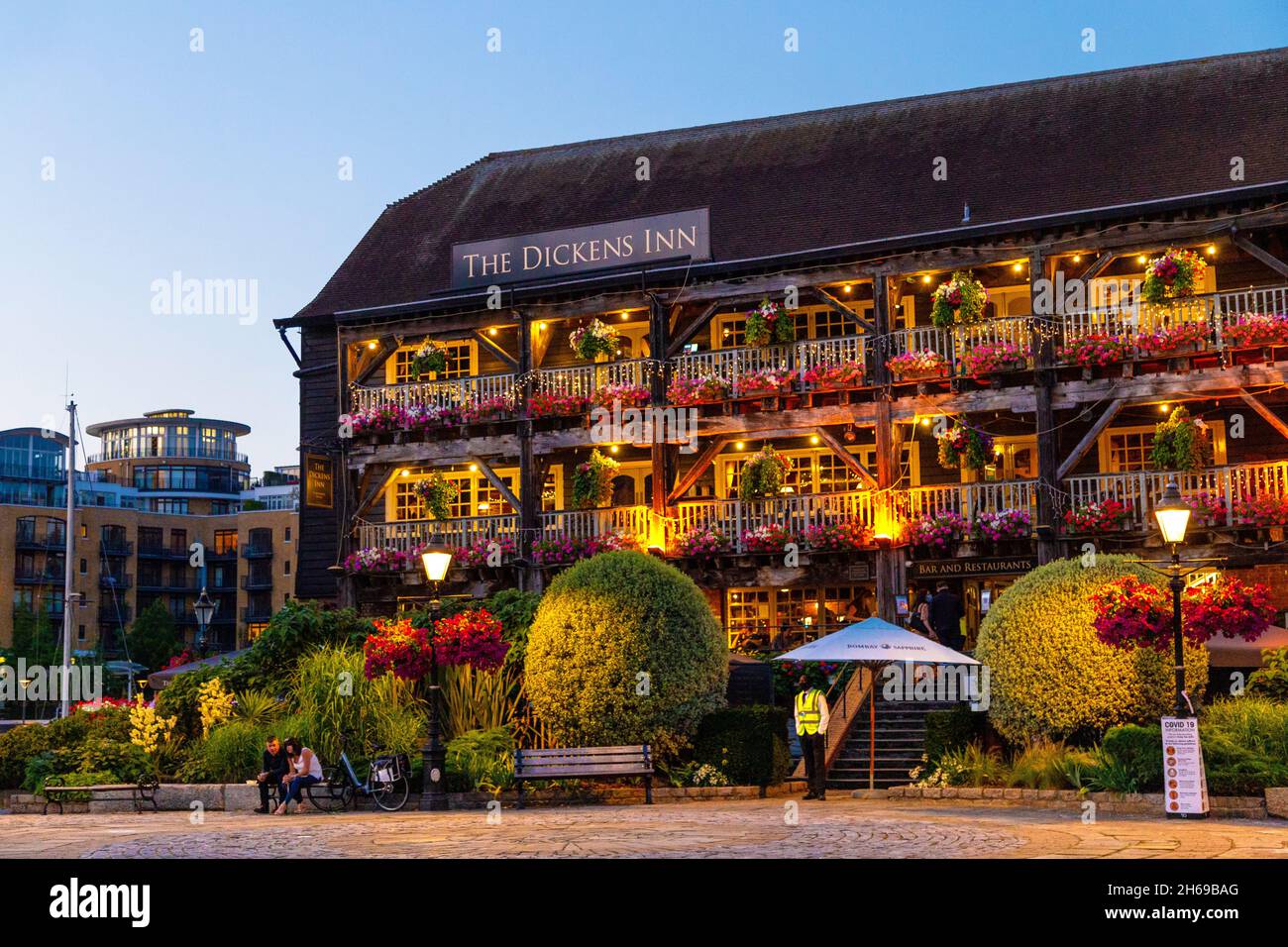 Il vecchio xviii secolo magazzino, ora il Dickens Inn pub e ristorante in St Katharine Docks, London, Regno Unito Foto Stock