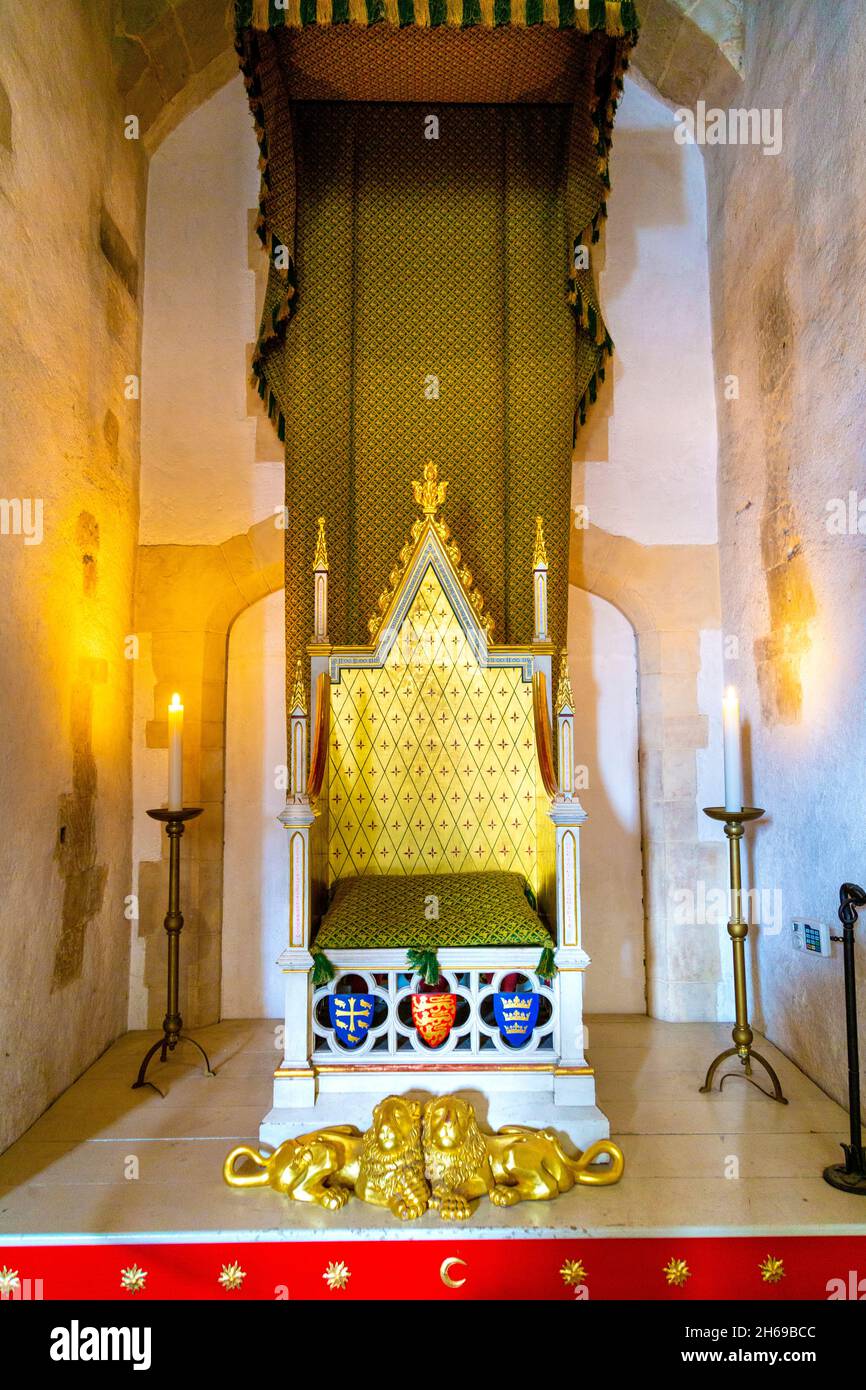 Replica del trono di re Enrico III presso la Sala del pubblico presso la Wakefield Tower, Tower of London, Londra, UK Foto Stock