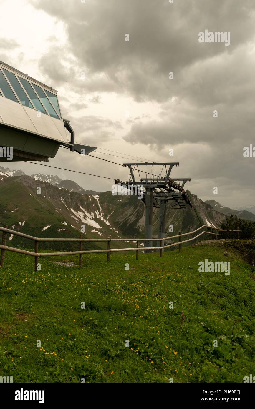 Sareis, Liechtenstein, 20 giugno 2021 Stazione di seggiovia sulla vetta del monte Sareis in una giornata trascorsa sulle alpi Foto Stock