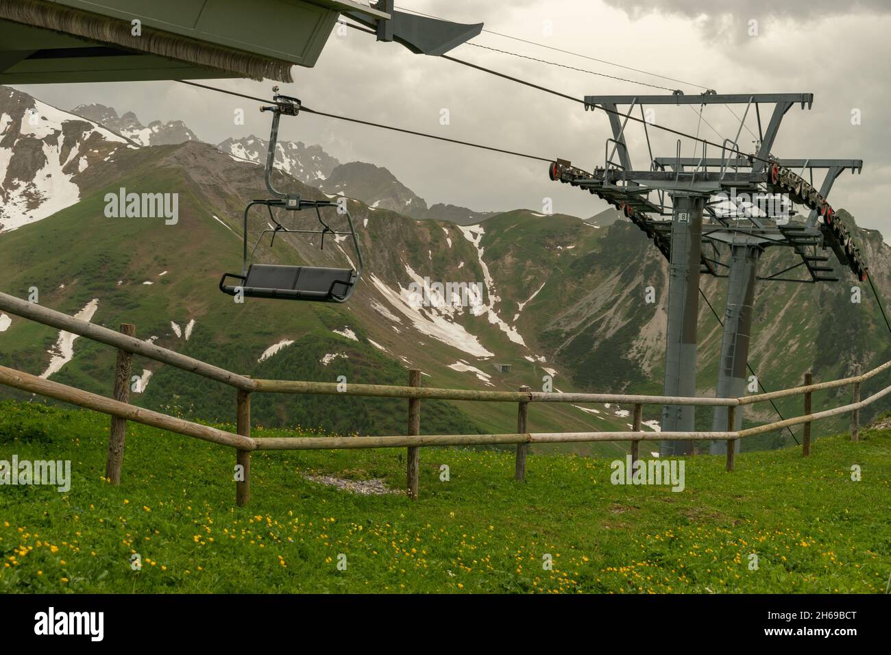 Sareis, Liechtenstein, 20 giugno 2021 Stazione di seggiovia sulla vetta del monte Sareis in una giornata trascorsa sulle alpi Foto Stock