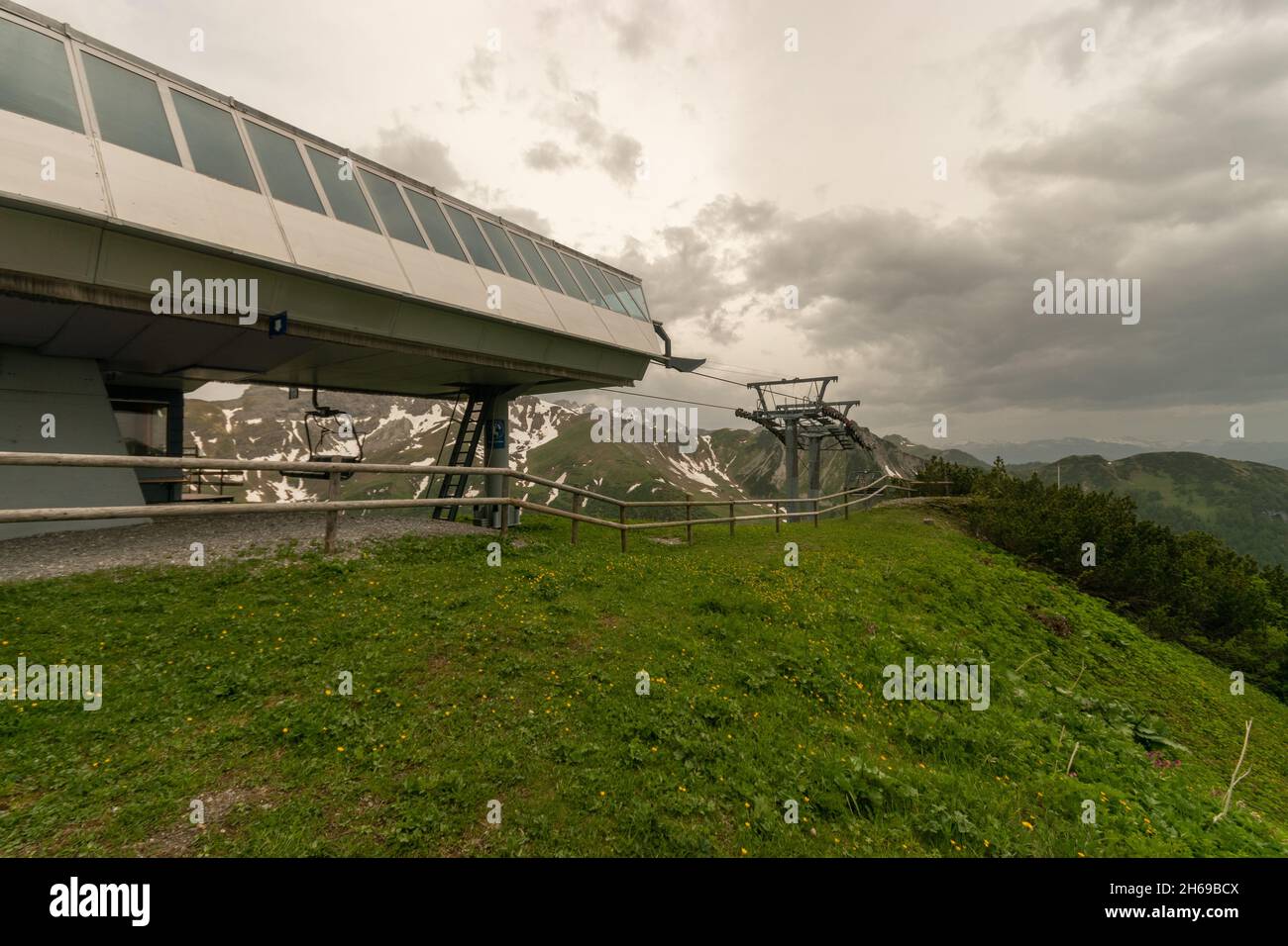Sareis, Liechtenstein, 20 giugno 2021 Stazione di seggiovia sulla vetta del monte Sareis in una giornata trascorsa sulle alpi Foto Stock